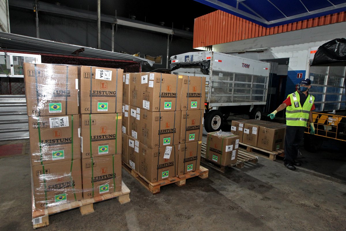 dausterbruno's tweet photo. Essas imagens são de uma carga com 159 respiradores mecânicos que recebemos no início da noite de hoje, no Aeroporto Internacional de Salvador. O material irá passar por devida esterilização e seguirá para montagem de leitos de UTI aqui na capital e no interior. https://t.co/17QnJFvKOy