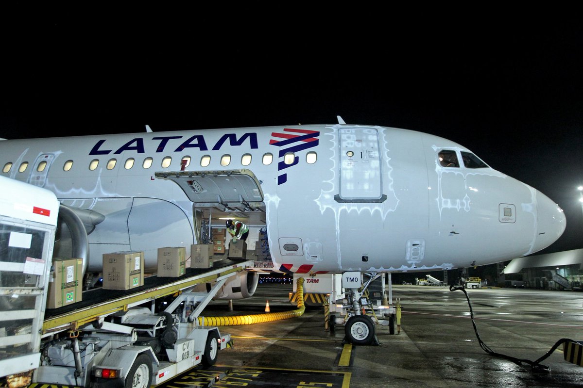 dausterbruno's tweet photo. Essas imagens são de uma carga com 159 respiradores mecânicos que recebemos no início da noite de hoje, no Aeroporto Internacional de Salvador. O material irá passar por devida esterilização e seguirá para montagem de leitos de UTI aqui na capital e no interior. https://t.co/17QnJFvKOy