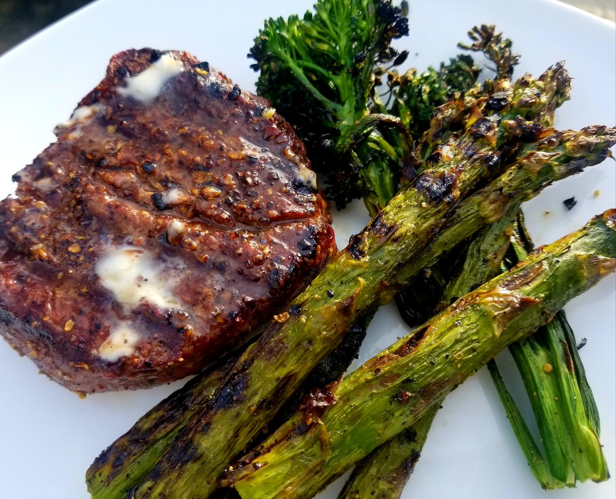 OutlawGrown's tweet photo. Filet, Asparagus &amp; Broccolini https://t.co/8eom3ct1sD