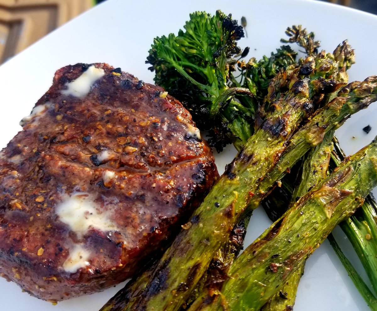 OutlawGrown's tweet photo. Filet, Asparagus &amp; Broccolini https://t.co/8eom3ct1sD