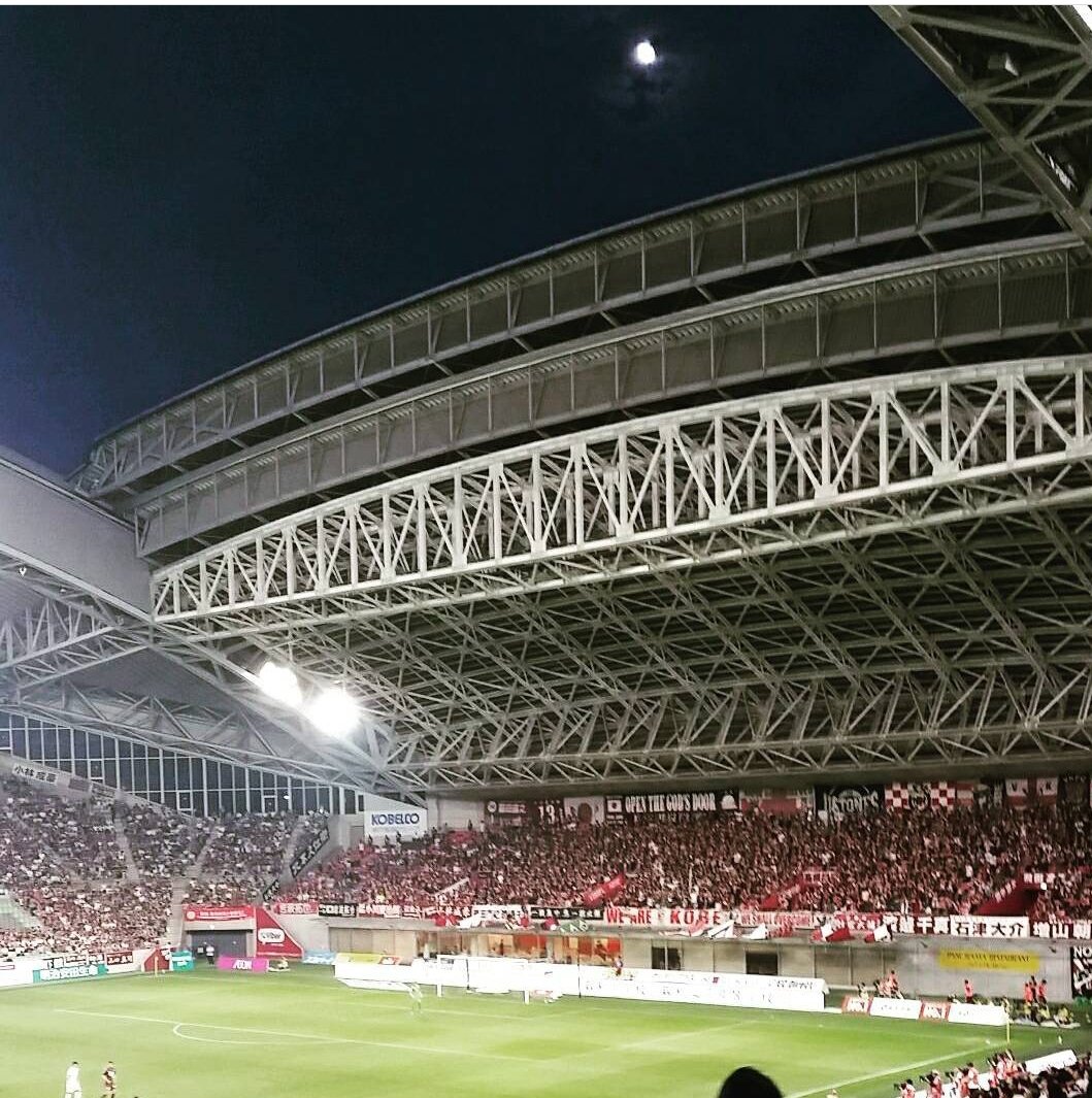 yukitake_09's tweet photo. @visselkobe 月が映えるスタジアム！

2枚目3枚目は息子がチャリティーサッカーに参加した時のもの😊

4枚目はファン感の時にピッチへ✨

息子達が大好きな場所😊
#ヴィッセル神戸 
#ノエビアスタジアム https://t.co/AbxUL6jw9F