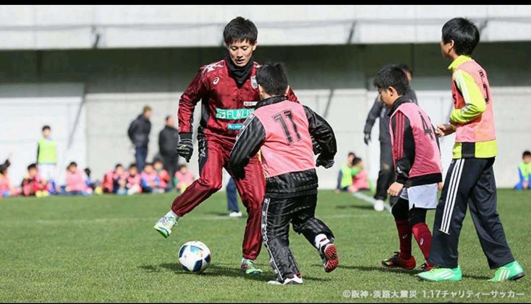 yukitake_09's tweet photo. @visselkobe 月が映えるスタジアム！

2枚目3枚目は息子がチャリティーサッカーに参加した時のもの😊

4枚目はファン感の時にピッチへ✨

息子達が大好きな場所😊
#ヴィッセル神戸 
#ノエビアスタジアム https://t.co/AbxUL6jw9F