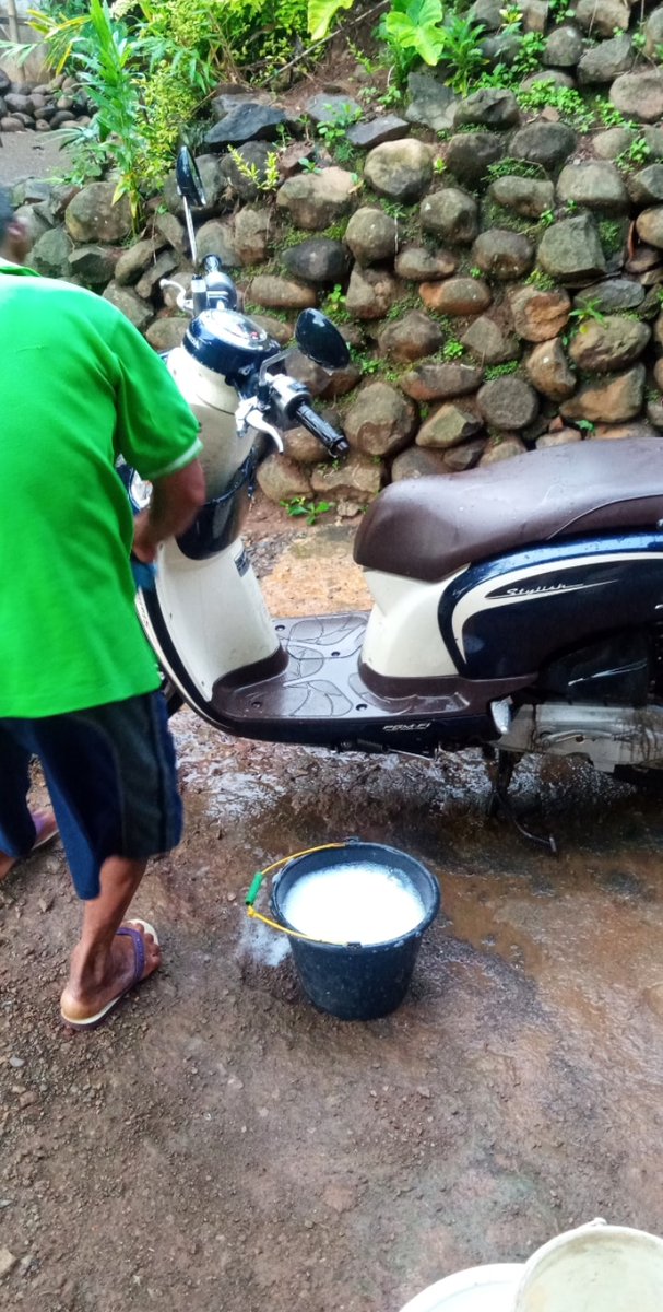 saepp_'s tweet photo. Sampe rumah keluarga heboh semua, gaboleh masuk rumah dulu. Diguyur aer anget dulu, motor pun langsung dicuci dong. 
Gini amat yak 😂 https://t.co/343bxfAj7w