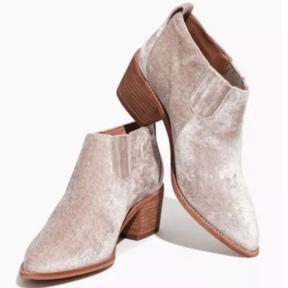 FabFunemployed's tweet image. So good I had to share! Check out all the items I&apos;m loving on @Poshmarkapp from @LizzieCharliee #poshmark #fashion #style #shopmycloset #anthropologie #coach #madewell: posh.mk/GXYJzlmlm6