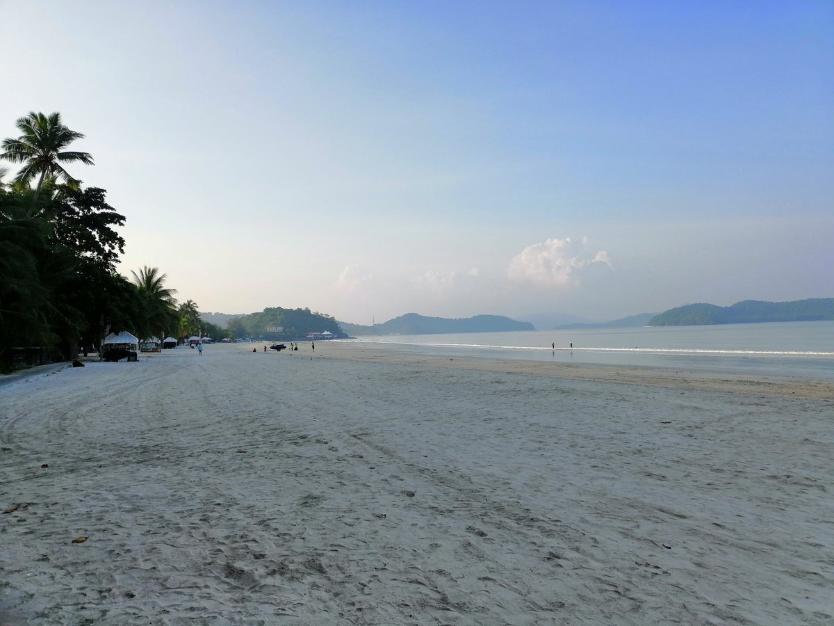 faisalrazali94's tweet photo. Before Covid setiap pagi
Paling tidak pon keluar amek angin Pantai Cenang dulu sebelum mula kerja
🤗😔

#travelagen
#melatitanjungholidays
#langkawi
#pantaichenang https://t.co/mklpa5FFhw