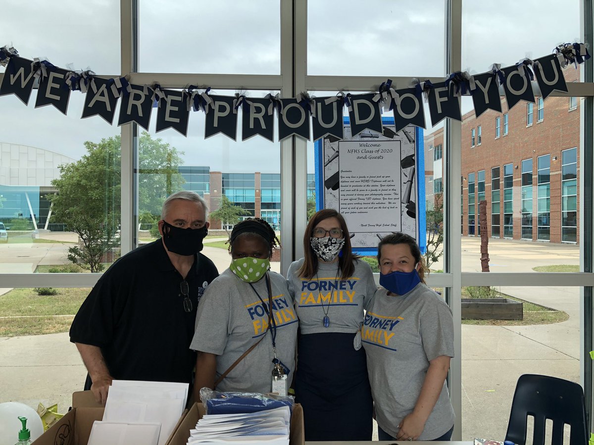 MichaelJungEDU's tweet photo. We love seeing all of our seniors and families come through for #thefinalwalk @NFHS_TrueNorth. Another highlight, seeing each other outside of Zoom! #trueNorth #empower https://t.co/qTaebPfp6o