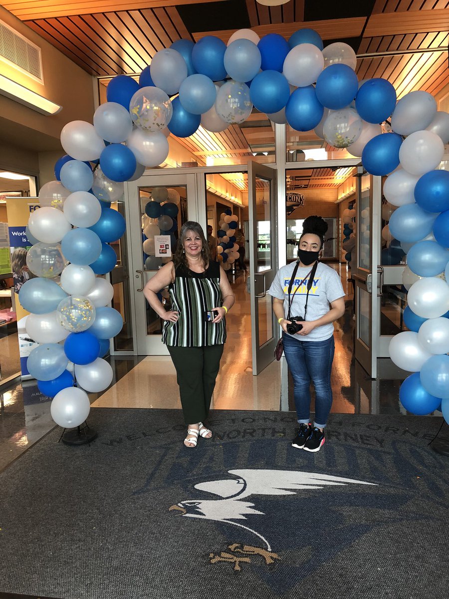 MichaelJungEDU's tweet photo. We love seeing all of our seniors and families come through for #thefinalwalk @NFHS_TrueNorth. Another highlight, seeing each other outside of Zoom! #trueNorth #empower https://t.co/qTaebPfp6o