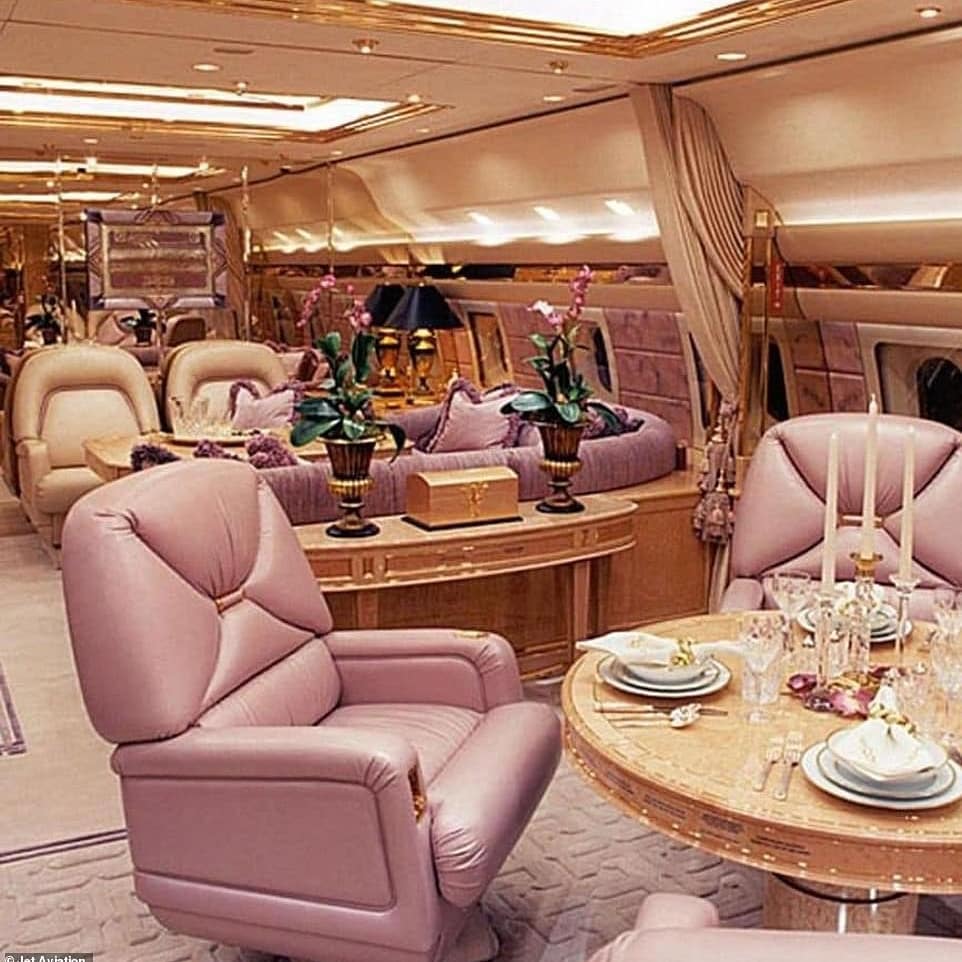 millardayo's tweet photo. Mmiliki wa Chelsea Bilionea Roman Abromavich ana mililiki ndege binafsi ya Luxury (Boeing 747-33A ER) baada ya kuwekewa mapambo na nakshi za dhahabu thamani ndege hiyo 'The Brandt' inatajwa kufikia pound milioni 400 (Tsh trilioni 1.1) #MillardAyoSPORTS https://t.co/9h5mWGp3cL