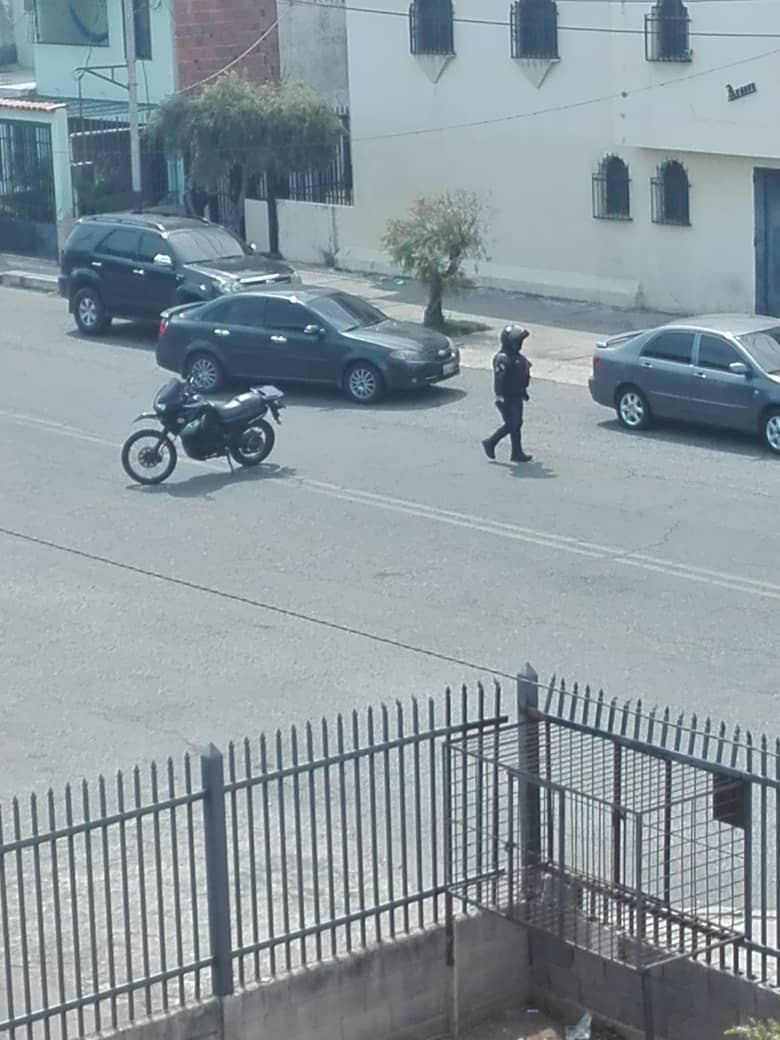ElInformadorVE's tweet photo. #20May #QuedateEnCasa  #ConPresenciaPolicial Así se encuentra #AEstaHora la urbanización La Sucre en #Barquisimeto #Lara luego de que  la noche del #19May sus habitantes protestaran por fallas en los servicios públicos  #Elinformadorvenezuela Fotos: Cortesía Twitter https://t.co/eaHfnJkC1u