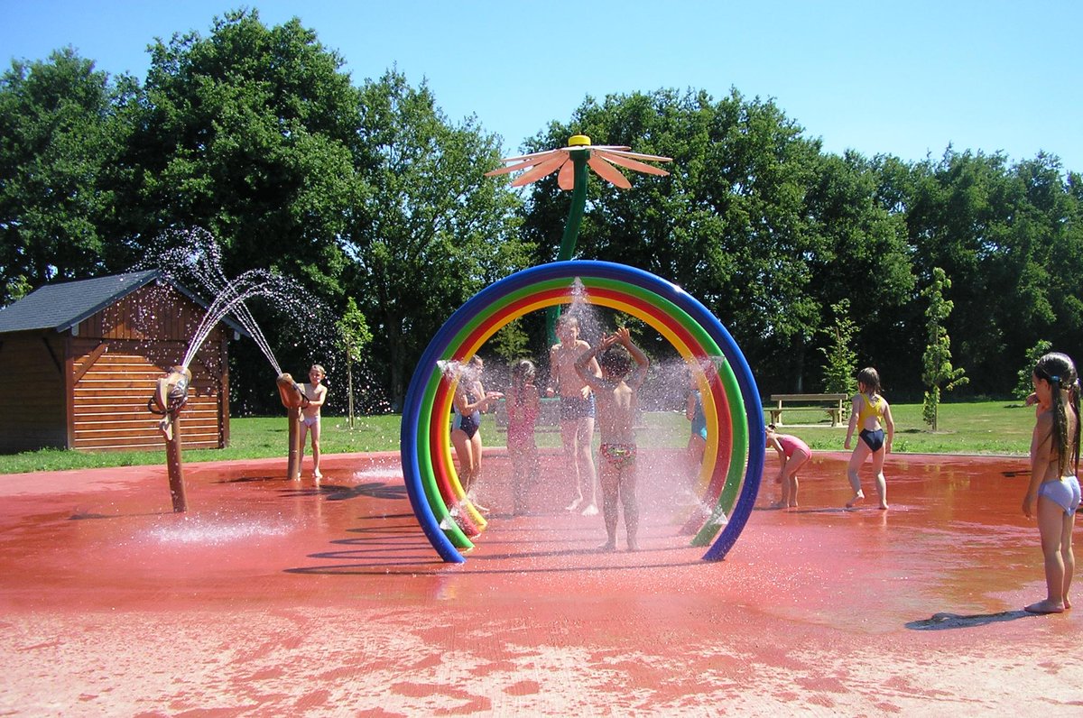 s_craon's tweet photo. Au plan d'eau du Mûrier à Craon, il est de nouveau possible de : 
☑️ 🚶 se balader
☑️ 🧺 pique-niquer
🚫 🎣 La pratique de la pêche n'est pas encore possible 
🚫 L'accès à toutes les aires de jeux est interdit.
😷 Et bien sûr, merci de respecter les gestes barrières. https://t.co/7QcPki4ulR
