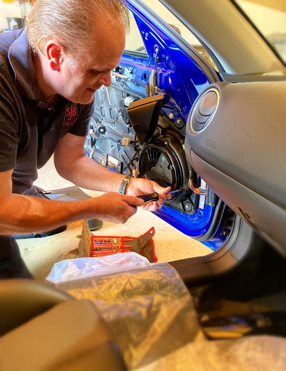 BettyShmem's tweet photo. She may not quite be a classic (yet) but huge thanks to Simon @sjbclassiccars for fixing #Rexy2's @Bose door unit. Finally the crackling/popping/squealing misery is behind me! #WankelLust #RX8 🎶🎶 https://t.co/n84VwDB9ih