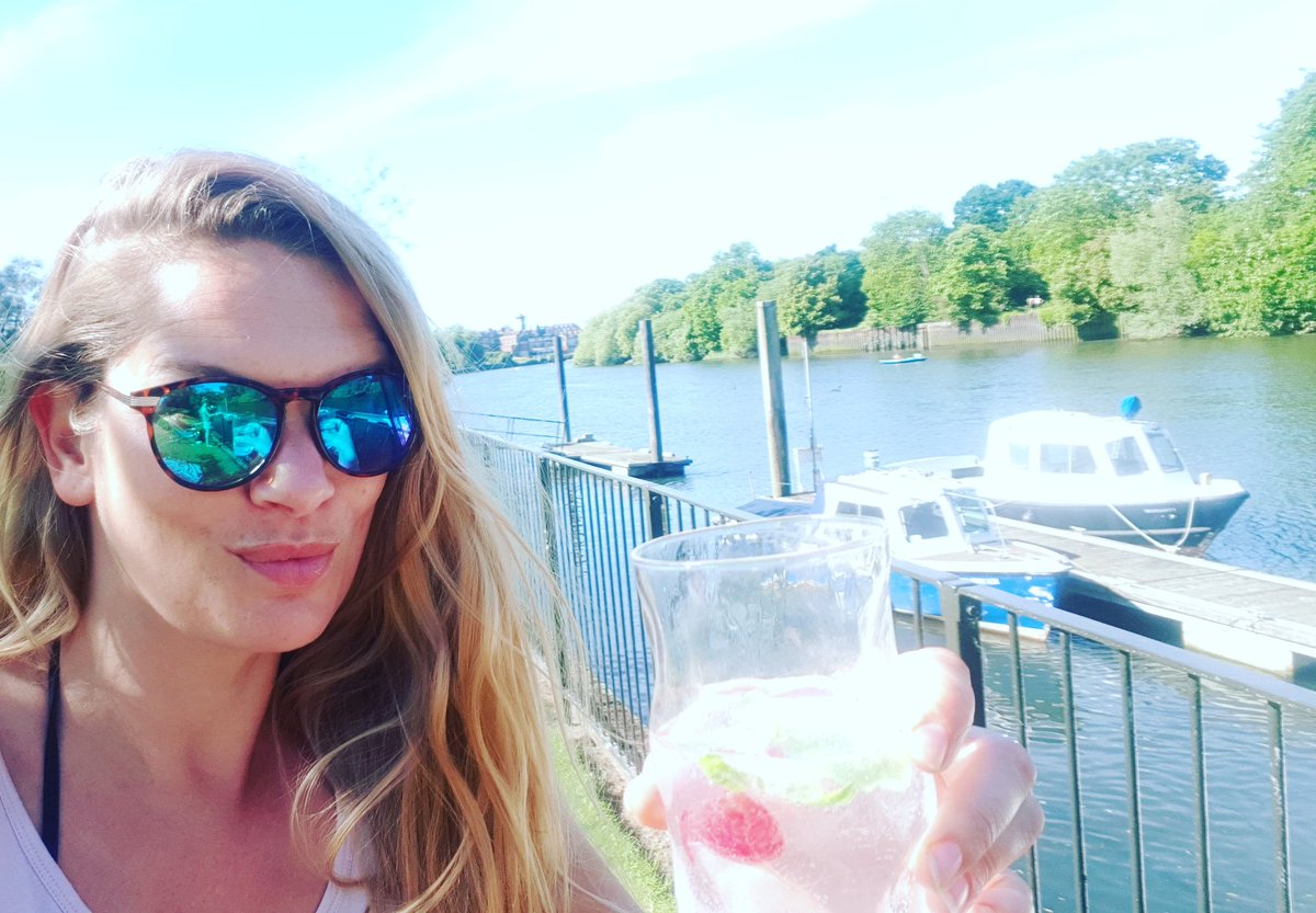 nuttybutty's tweet photo. Work done for the day. Time for a quick gin by the river!
#workingfromhome #RiversideLiving #GinOClock #Thamesriverside #winewednesday #Ginspiration https://t.co/zzfJkocdWg