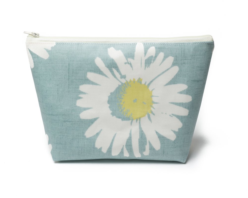 Whenever I'm feeling a bit low I always turn to this pretty daisy print to make a bag, purse or tissue pouch with and usually team it with a lovely bright uplifting colour #mindfulgifthour #KindnessMatters #MentalHealthAwarenessWeek #shopindie etsy.com/uk/listing/281…