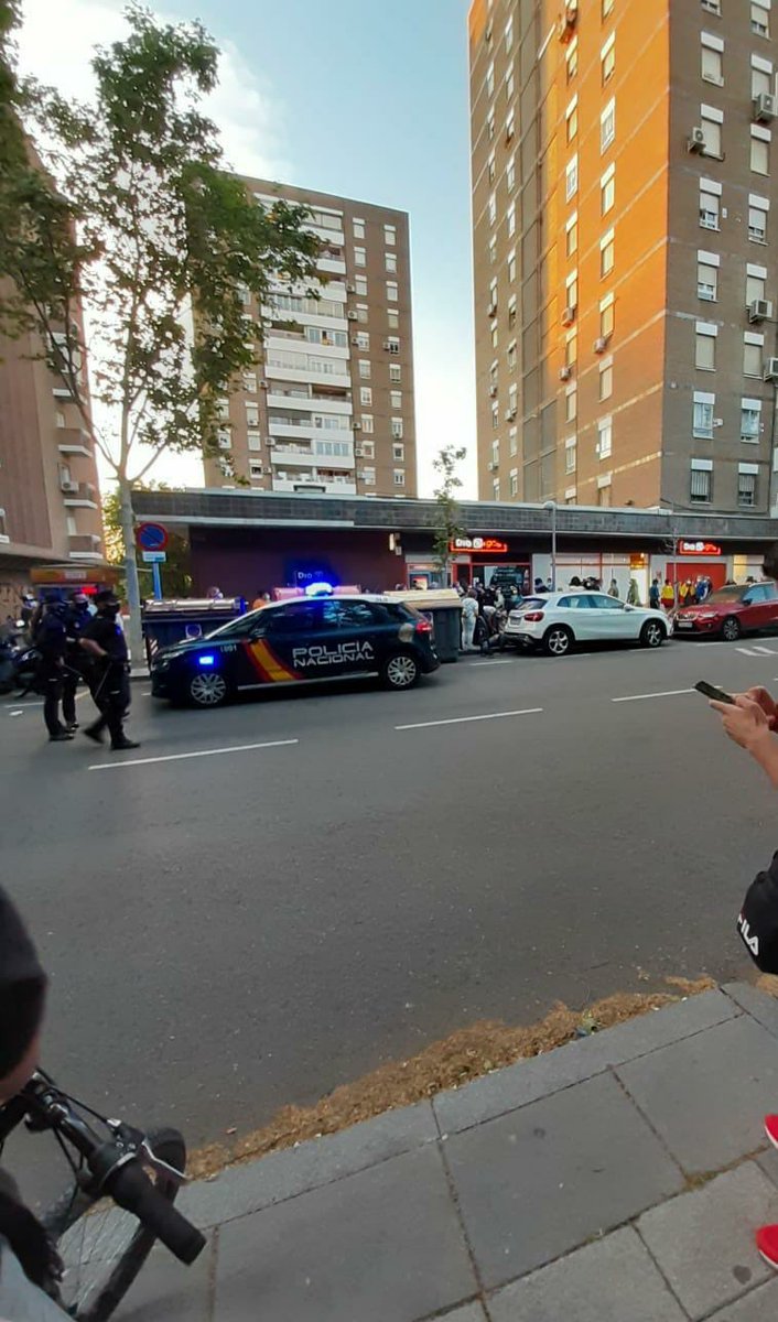 patriotases's tweet photo. Apuñalado un hombre por parte de terroristas Antifascistas en el barrio Madrileño de Moratalaz. Ya lo avisamos el Frente Popular como en 1936... la historia se repite. #NosVemosEnLasCalles #GobiernoDimision #GobiernoCriminal https://t.co/WnRaG4fB0O
