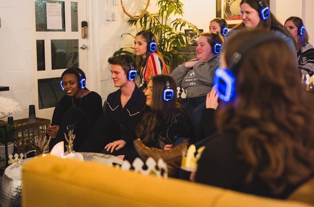 Silent listening parties, silent yoga classes, silent movie screenings, oh my! 🤭 If there's one thing about us, it's that we're VERSATILE! So bring it on and leave the #Discglow to us 🤩💡🎧💜 #SilentEvents #CreativityisKey #WhatYouGot #AtHome