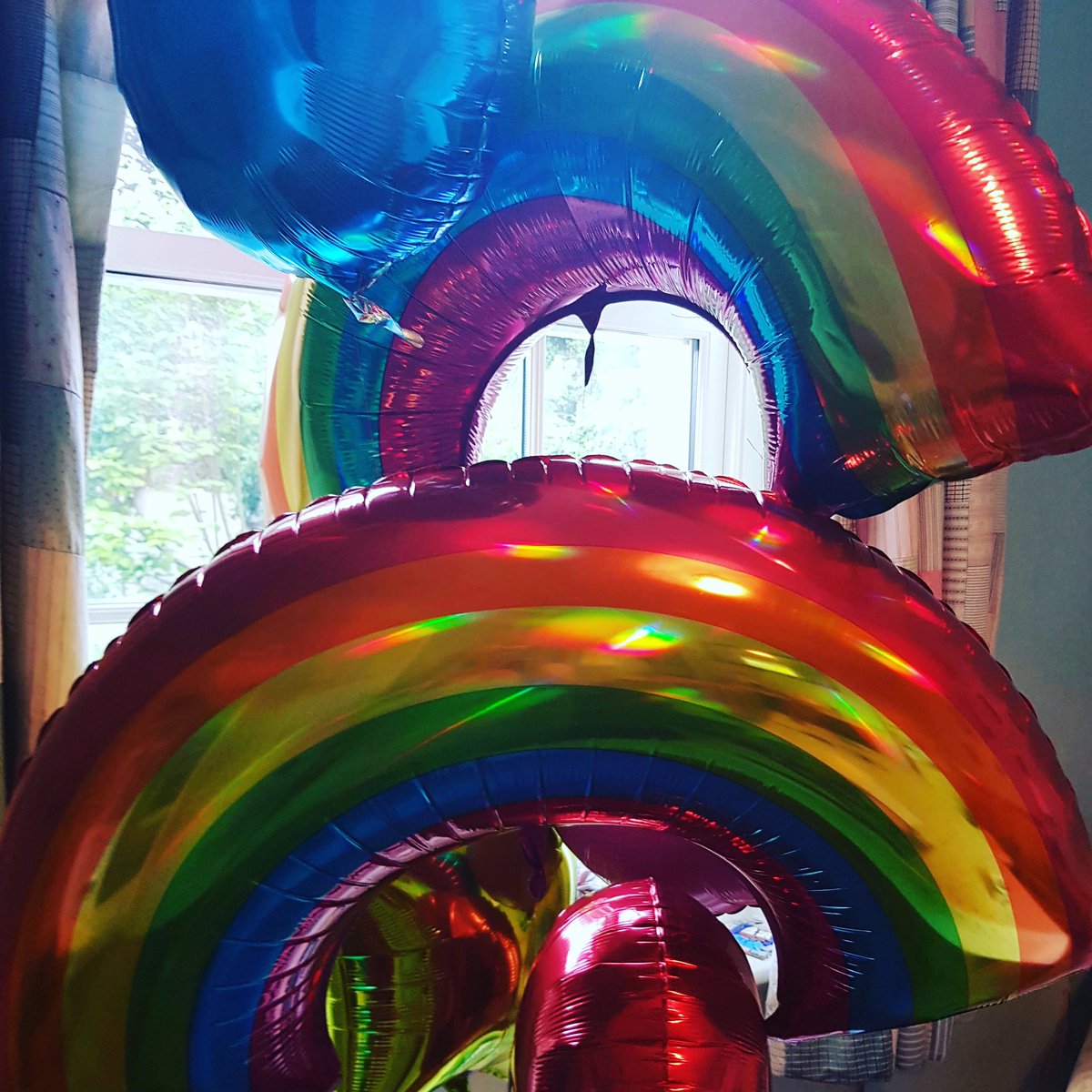 stories_rainbow's tweet image. Amazing rainbow birthday balloons today. Lockdown birthdays are strange, but may actually be more memorable as more effort is made possibly? Either way don’t let lockdown stop a birthday or stop your hopeful thoughts. #searchforrainbows #searchforhope #lockdownbirthday #staysafe