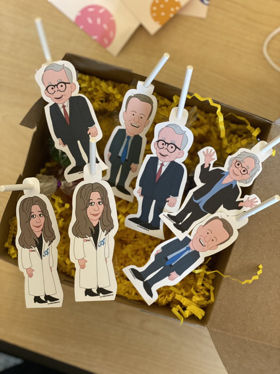 LauraCasotv's tweet photo. I mean, how cute are these?! Special delivery for the @wkyc team! Happy Wednesday! #cakepops #daisycakes #InThisTogetherOhio https://t.co/3qOReihu4E