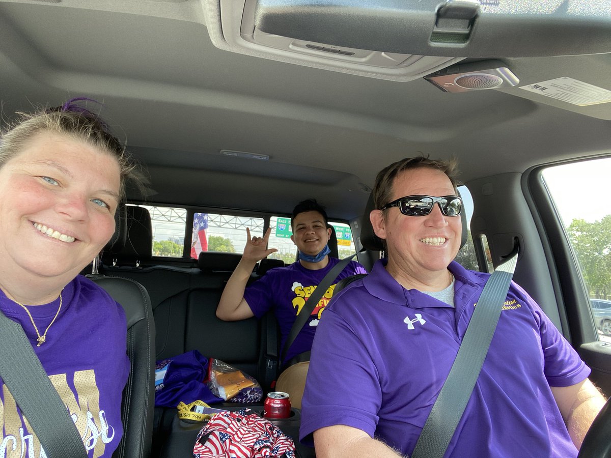 sphsactivities's tweet photo. Letβs see your πpurple & πgold to honor the seniors today!!! Collins clan in their #PaladinPride colors, 5/20/20 to honor our senior class of 2020 and special shout out to Edwin Salazar, β20 President πππ€π» #seniors #classof2020 #PaladinSTRONG #PaladinPRIDE #PositiveSOUTH https://t.co/VsRhnqaCWZ