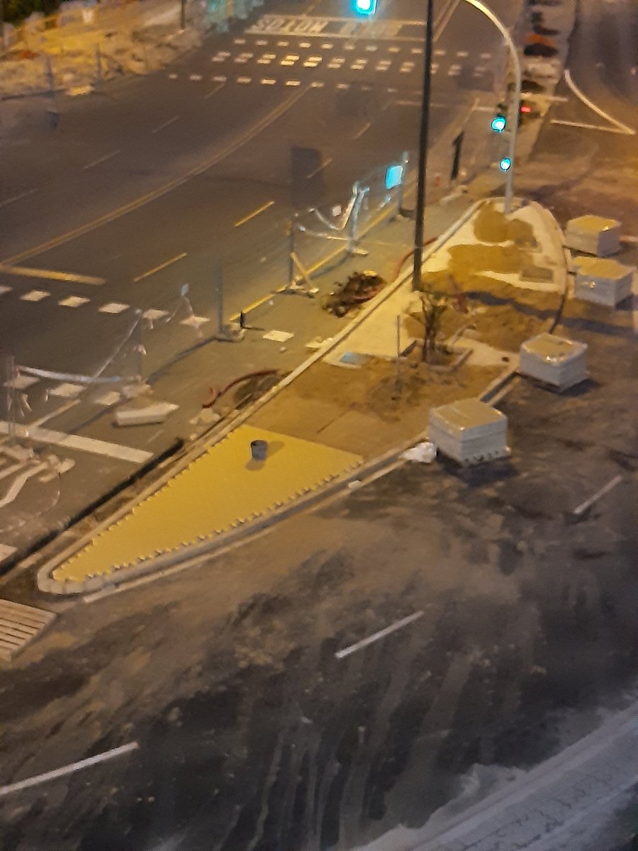 Habían replanteado varios alcorques, al final tendremos un pobre arbusto ¿por qué no se han plantado aquí varios árboles? <a href="/Ayto_Sevilla/">Ayuntamiento de Sevilla</a> <a href="/RedClima/">Red Sevilla por el Clima</a> Pueblo Saharaui con Alcalde Manuel del Valle. Sevilla