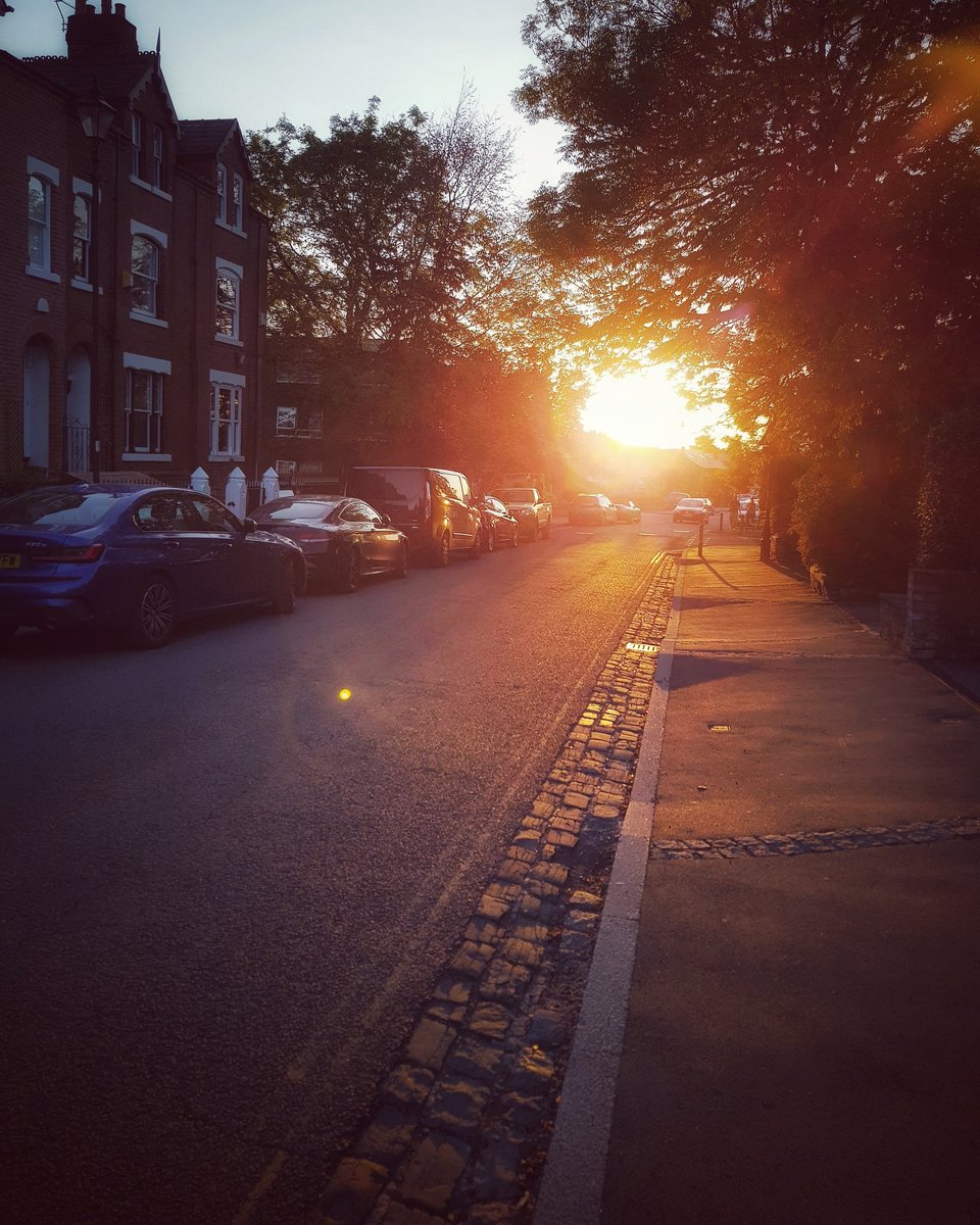 krisio86's tweet photo. Sunset in Heaton Moor
#sunset #heatonmoor #theheatons #heatonchapel #heatonnorris #heatonmersey #stockport #manchester #lockdownsunset https://t.co/aS8dCBznUE