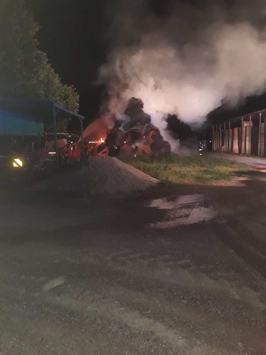 comunevenezia's tweet photo. ⚠️ #Incendi #interventi ⚠️

Incendio di un pagliaio in questo momento in via Lazzaretto a #FavaroVeneto, con ogni probabilità per autocombustione

➡️ Le squadre dei @vvfveneto sono sul posto e stanno procedendo con l'intervento

➡️ Area messa in sicurezza https://t.co/MY3FXsYnYY