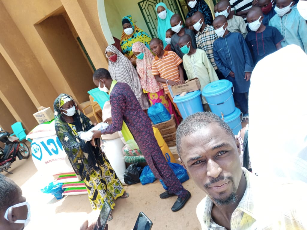 GouloJunior94's tweet photo. Hier matin, la #JCI_U_BAOBAB a réalisé la 2è édition du projet donner le sourire aux orphelins en collaboration avec l'#OJADA et le #DSDO suivie d'une sensibilisation sur les mesures de prévention contre le covid-19. Il s'est déroulée au sein de l'orphelinat Malama Houda. https://t.co/85bKfZW4R9