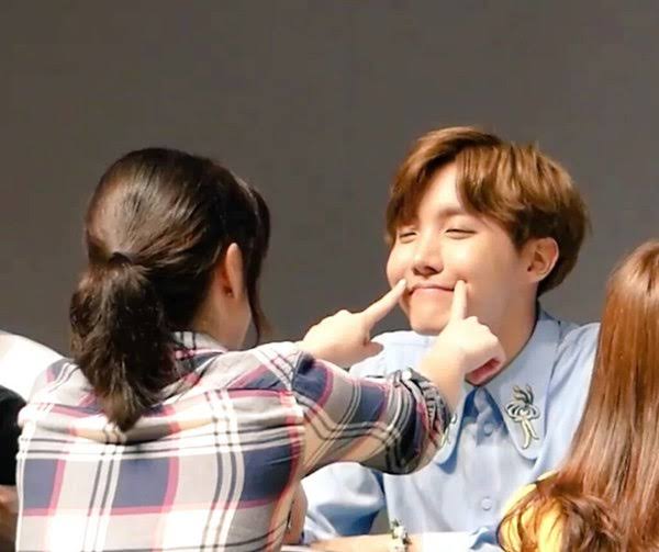 FabysRangel's tweet photo. Que pacto debo de hacer y con quien, para estar en esa situación? POR DIOOOOS! 🥺 ES TAN TAN HERMOSOOOO @BTS_twt https://t.co/sabRYpKKm9