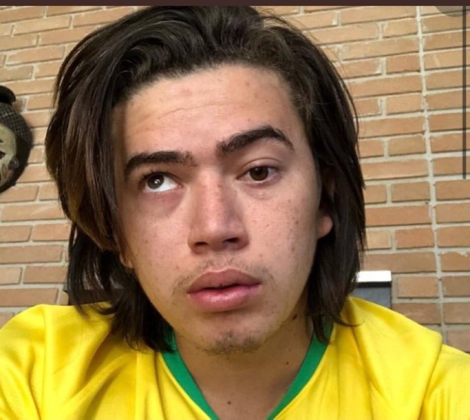 vitoria53852572's tweet photo. pessoa: olha pra tv o caso da bel tá passando                                        pessoa do meu whatss: me responde eu: sem saber oq fazer #salvemabelparameninas https://t.co/6E6RmtsXwV