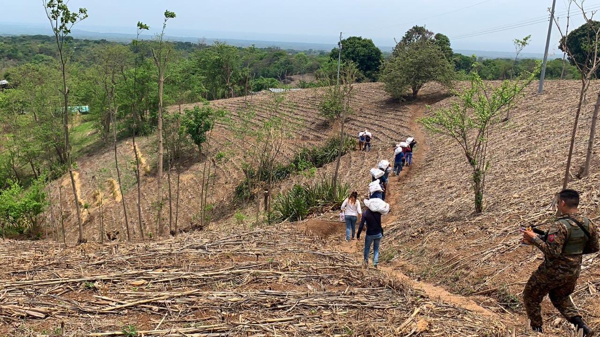XZablah's tweet photo. Hagan lo que hagan, inventen lo que inventen, cueste lo que cueste, siempre estaremos del lado del pueblo. 

Vamos hasta el último rincón de nuestro amado El Salvador. ¡No nos detendrán! https://t.co/iYGnHwGbHX