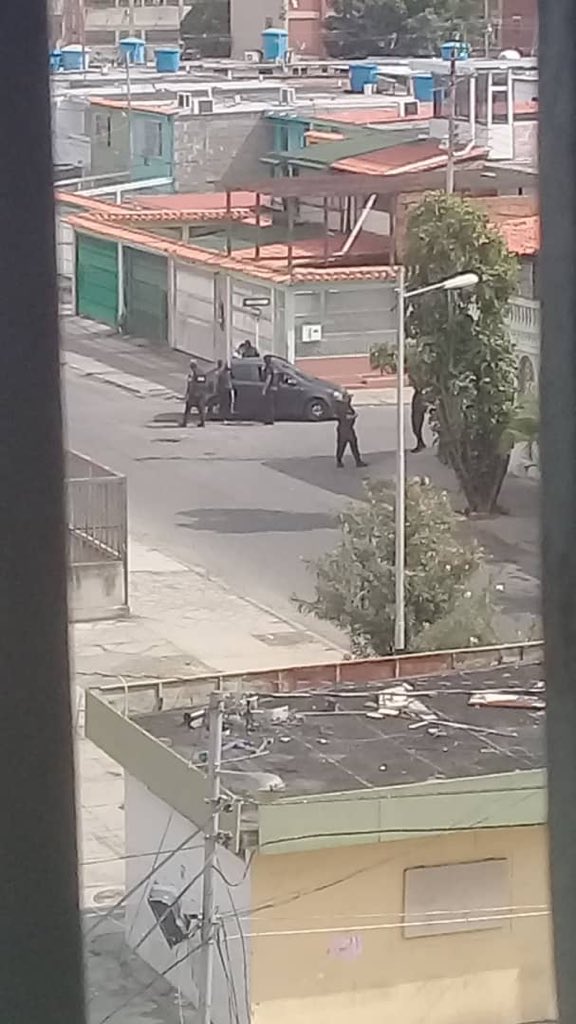 esteninf's tweet photo. Por tercer día consecutivo funcionarios de Las Faes reprimen y amedrentan a vecinos de la urbanización Sucre en Barquisimeto que protestas por fallas de servicios públicos y escasez de gasolina. Han detenido a varios de sus habitantes y allanado viviendas #20Mayo 📸: Cortesía https://t.co/PC1GFqW6RI