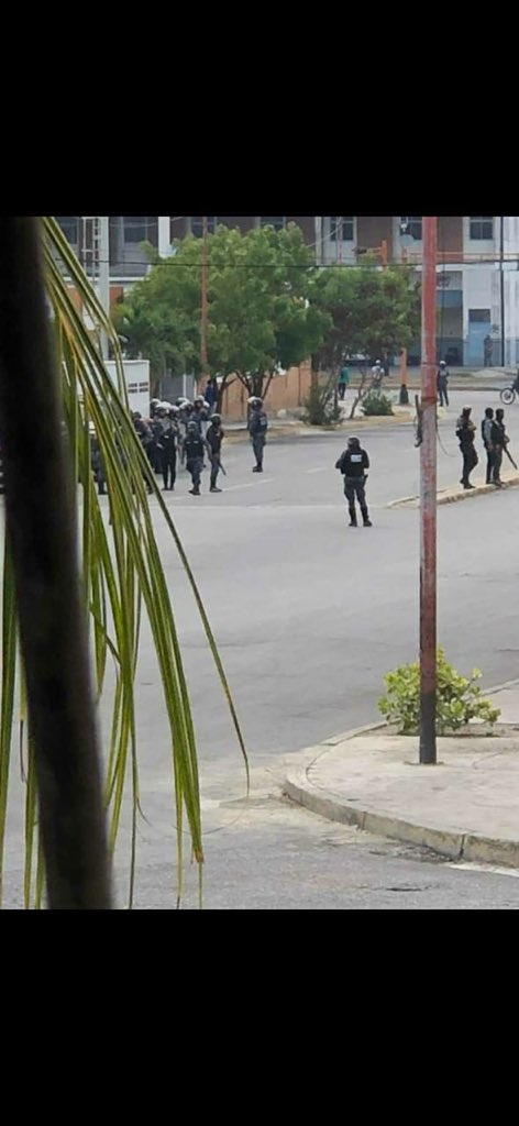 esteninf's tweet photo. Por tercer día consecutivo funcionarios de Las Faes reprimen y amedrentan a vecinos de la urbanización Sucre en Barquisimeto que protestas por fallas de servicios públicos y escasez de gasolina. Han detenido a varios de sus habitantes y allanado viviendas #20Mayo 📸: Cortesía https://t.co/PC1GFqW6RI