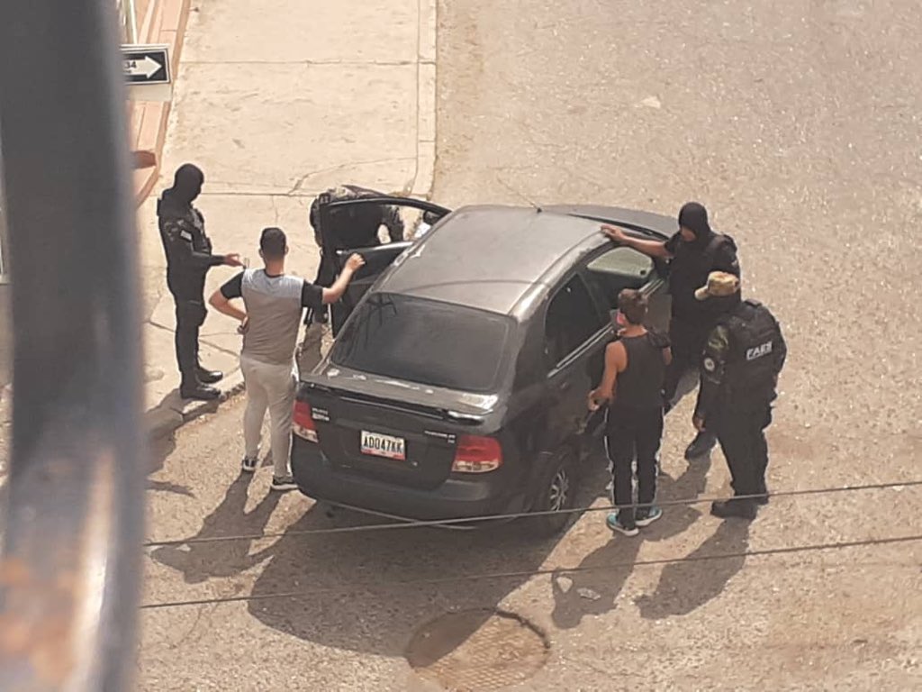 esteninf's tweet photo. Por tercer día consecutivo funcionarios de Las Faes reprimen y amedrentan a vecinos de la urbanización Sucre en Barquisimeto que protestas por fallas de servicios públicos y escasez de gasolina. Han detenido a varios de sus habitantes y allanado viviendas #20Mayo 📸: Cortesía https://t.co/PC1GFqW6RI