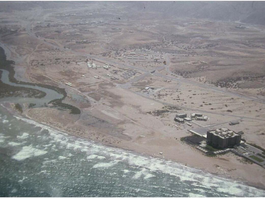 🔸الصورة الاولى الدقم عام 2020م في الصورة فندق كراون بلازا #الدقم 

🔹الصورة الثانية القرم سنة ١٩٨٠، في الصورة فندق أنتركونتيننتال