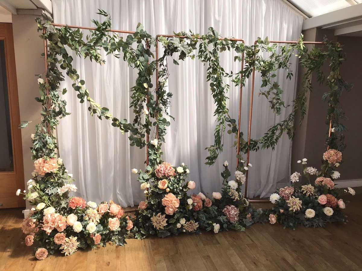 mdsimplyperfect's tweet photo. Something a little different for our Copper Frames - 3 Panel design with lavish floor display & vine style foliage
#weddingbackdrop #ceremonybackdrop #flowerbackdrop #floralbackdrop #madesimplyperfect #beamishparkhotel #ceremonystyling #ceremonydecor #venuestyling #weddingdeor https://t.co/8miQjm7uzN