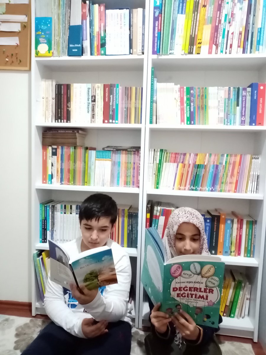 Mehmet HANİLÇİ (@mehmet_hanilci) on Twitter photo "Kâmil odur ki; koya her yerde bir eser,
Eseri olmayan yerinde yeller eser."
Hz. Hadimî
Kitap kurdu gençler <a href="/MuratEskici38/">Murat ESKİCİ</a> in hediye ettiği <a href="/CezmiEselioglu/">Cezmi EŞELİOĞLU</a> nun eserlerini heyecanla okuyorlar.
<a href="/kasapoglu/">Dr. Mehmet Kasapoğlu</a> <a href="/mehbaykan/">Mehmet Baykan</a> <a href="/aliozdemirgsb/">Ali ÖZDEMİR 🇹🇷</a>
Teşekkürler <a href="/MuratEskici38/">Murat ESKİCİ</a> <a href="/CezmiEselioglu/">Cezmi EŞELİOĞLU</a> "Kâmil odur ki; koya her yerde bir eser,
Eseri olmayan yerinde yeller eser."
Hz. Hadimî
Kitap kurdu gençler <a href="/MuratEskici38/">Murat ESKİCİ</a> in hediye ettiği <a href="/CezmiEselioglu/">Cezmi EŞELİOĞLU</a> nun eserlerini heyecanla okuyorlar.
<a href="/kasapoglu/">Dr. Mehmet Kasapoğlu</a> <a href="/mehbaykan/">Mehmet Baykan</a> <a href="/aliozdemirgsb/">Ali ÖZDEMİR 🇹🇷</a>
Teşekkürler <a href="/MuratEskici38/">Murat ESKİCİ</a> <a href="/CezmiEselioglu/">Cezmi EŞELİOĞLU</a>