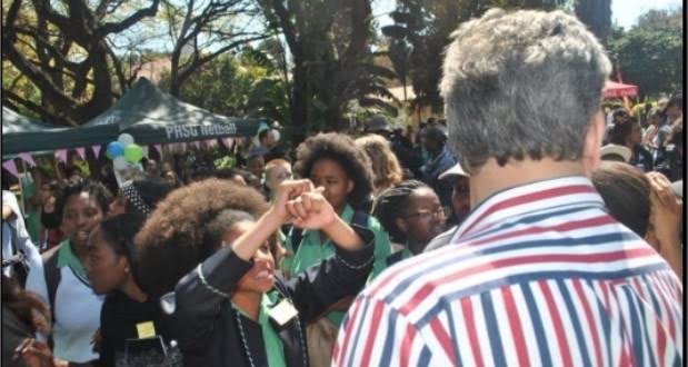 Diegochuene's tweet photo. Remember Zulaikha Patel was 13 years old when she and other black girls had to fight to wear their hair in its natural afro form. So at 14 Bianca knew very well that racism is wrong and abusive #day56oflockdown   #RHOJ #BiancaMustFall #BiancaHasFallen #MissSA2020 #Covid_19 https://t.co/oPiYedSLkY