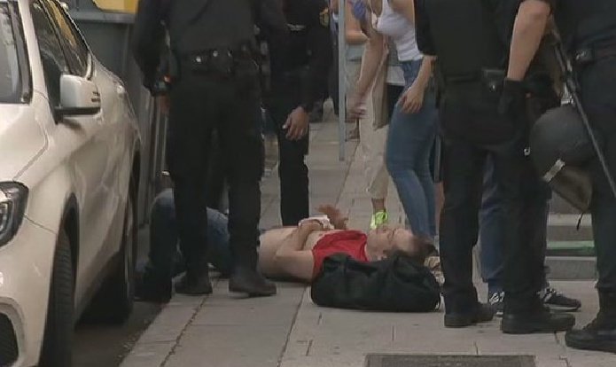 isequiser96's tweet photo. Un perro del Sistema, un “antifascista”, ha apuñalado a un hombre que se manifestaba en Moratalaz. A los que no salíamos, nos habéis dado un motivo. https://t.co/bQRTXxueMY