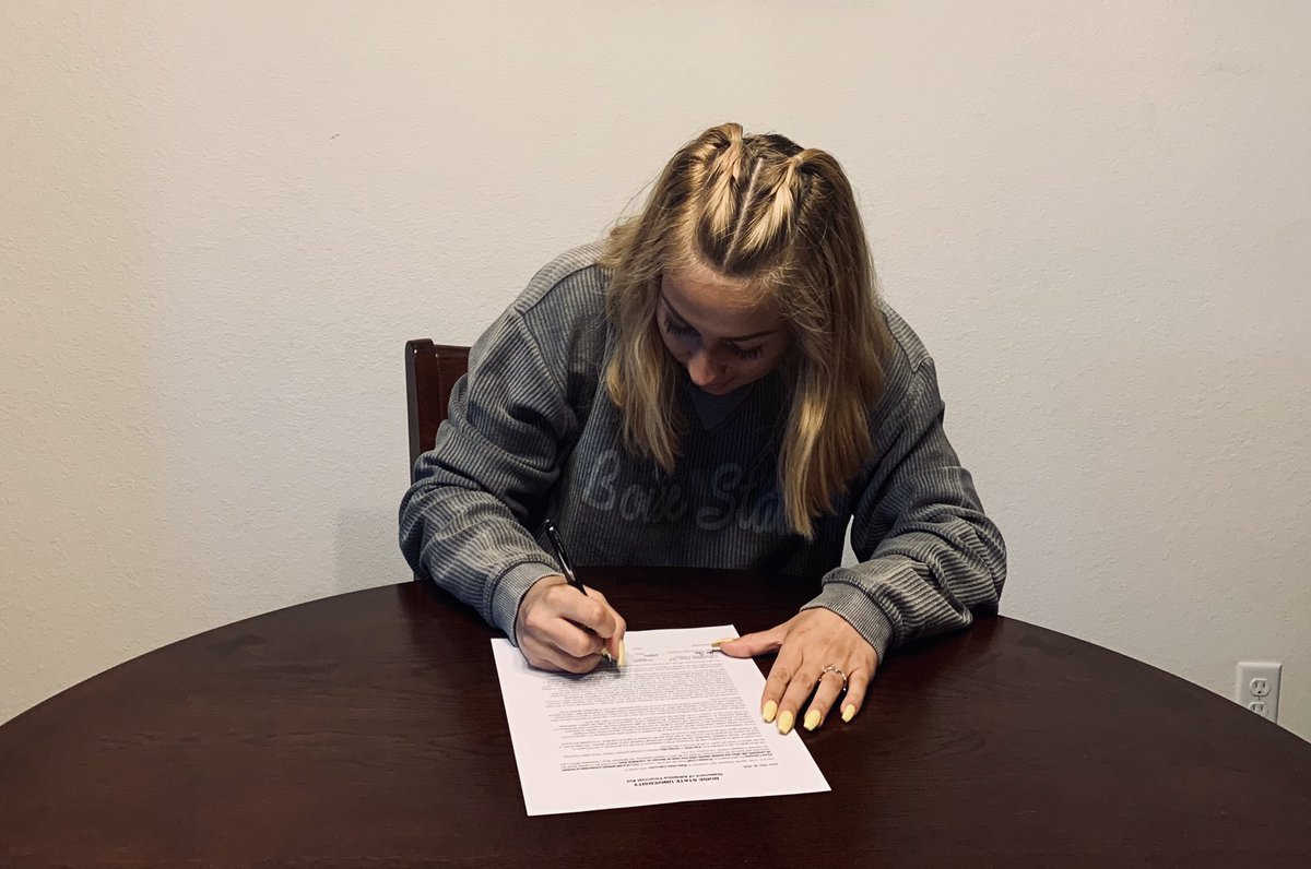 elenukiiiii's tweet image. SO EXCITED to FINALLY announce that I am officially a BRONCO!!! @BroncoSportsWGF Sad that my time on the hilltop is over, but I’m looking forward to this new adventure!