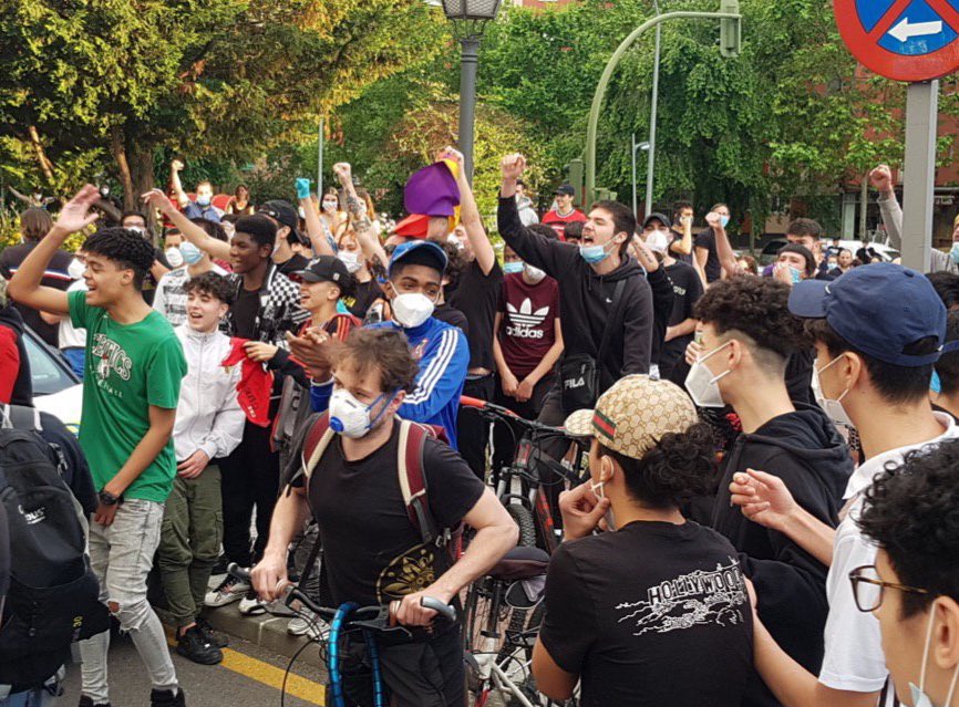 Undercover_Camo's tweet photo. De esta foto de #Alcorcon lo que muchos no sabrán, es que varios de los que salen en la foto son MENA's conocidos por la policía y con antecedentes por robos, atracos y agresiones.

También son conocidos por dar palizas en grupo a la gente que roban. https://t.co/L3mFd4nXrb