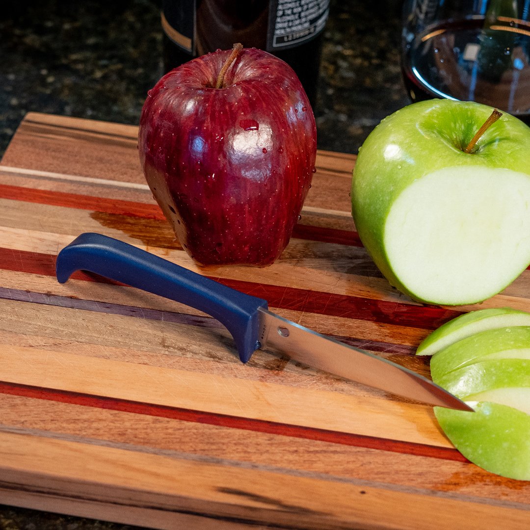 SpydercoKitchen's tweet photo. A Counter Puppy is the perfect cutting tool for a quick afternoon snack. #spyderco #spydercoculinary #counterpuppy #kitchenknife https://t.co/Dpih1qaeNJ