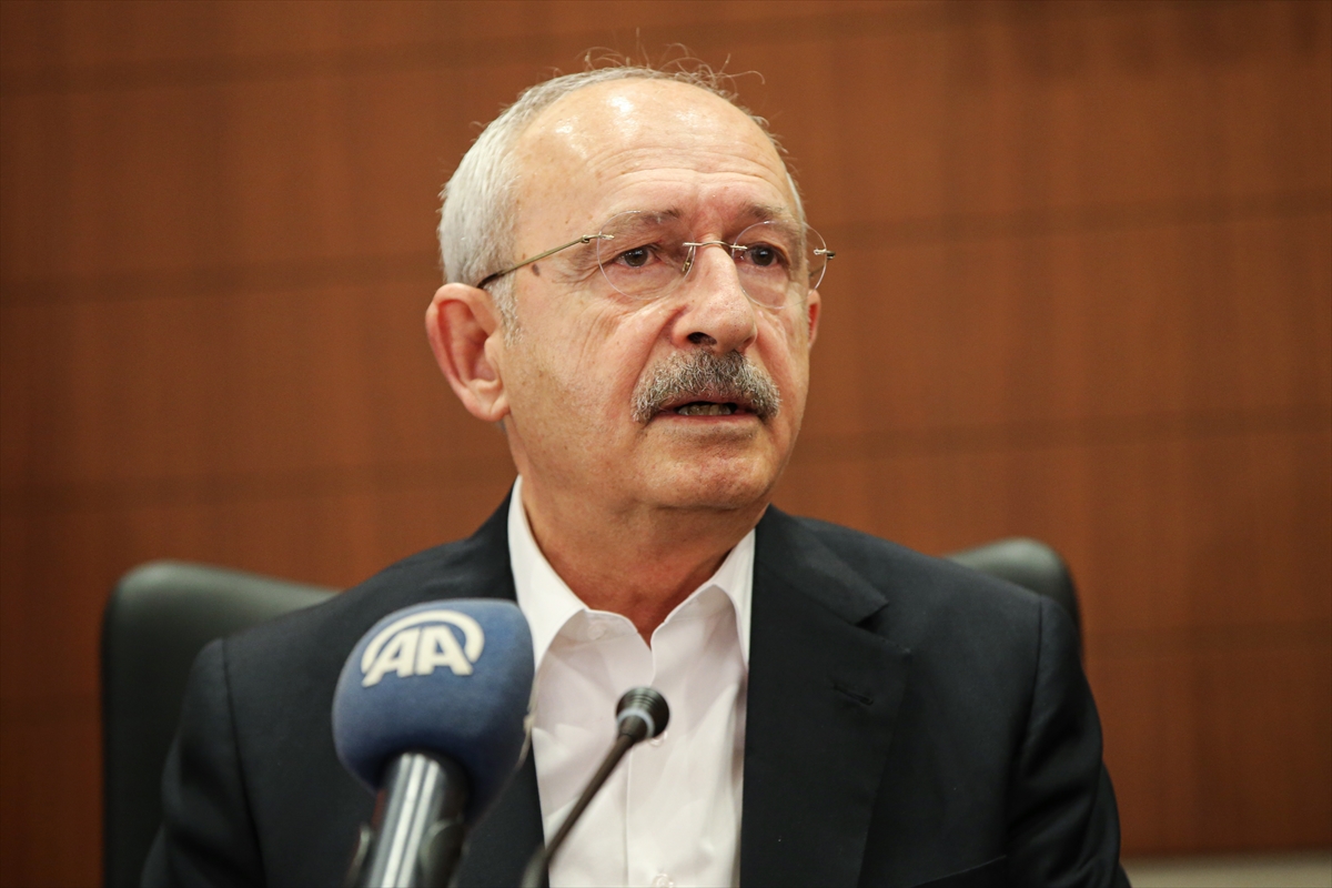 sputnik_TR's tweet photo. 20 bin öğretmen için kura çekildiğini, atamalarının ise halen yapılmadığını hatırlatan Kılıçdaroğlu: Niçin yapmıyorlar? Okullar kapalı, maaşlarını ödememek için. Bir öğretmenin sırtından koskoca Türkiye Cumhuriyeti Cumhurbaşkanı tasarruf yapmaya çalışıyor
https://t.co/hWWFmZjp2o https://t.co/gIrq8WHVlC