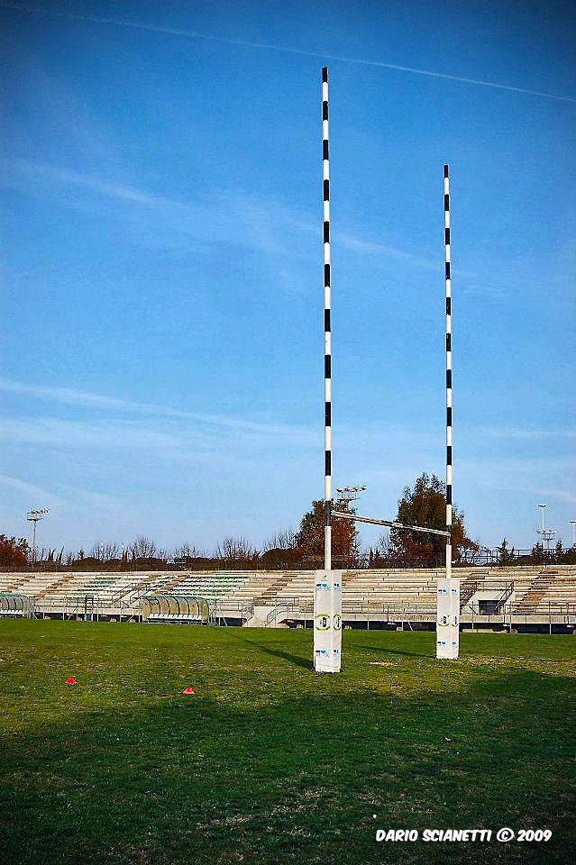 dariosci1's tweet photo. Per anni queste due aste protese nel cielo non sono mai stati due semplici pali. Le H per molti di noi hanno rappresentato e vogliono ancor oggi dire sport, vogliono dire amicizia e sostegno, vogliono dire squadra, vogliono dire Casa... #Rugby ♥️ #cuoreovale https://t.co/dOEQ5qsCD7