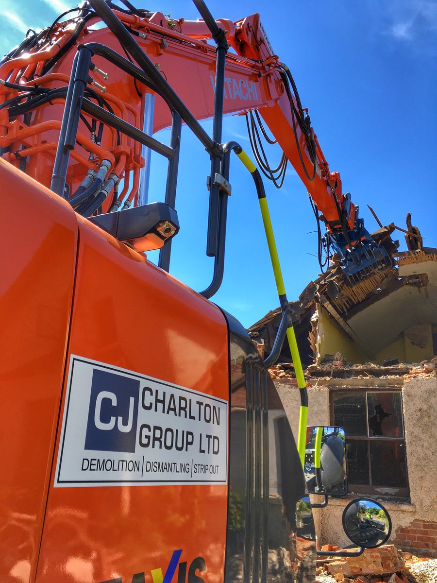 alwaysdigging's tweet photo. I am out doing a bit of operator only on this nice hitachi this week for @CJCPlantHire #hitachi @HitachiCME https://t.co/Xk2rgHSKmQ