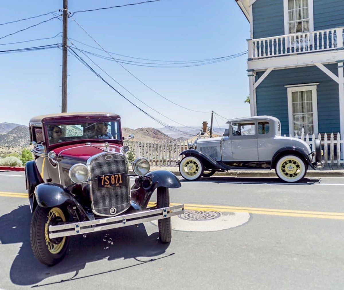 VirginiaCity's tweet photo. Some old-time cars for your Wednesday feed. #HistoryRunsDeep here in these hills. 

[📸: IG @yetirydr_fx] https://t.co/i0AxgG3zr6