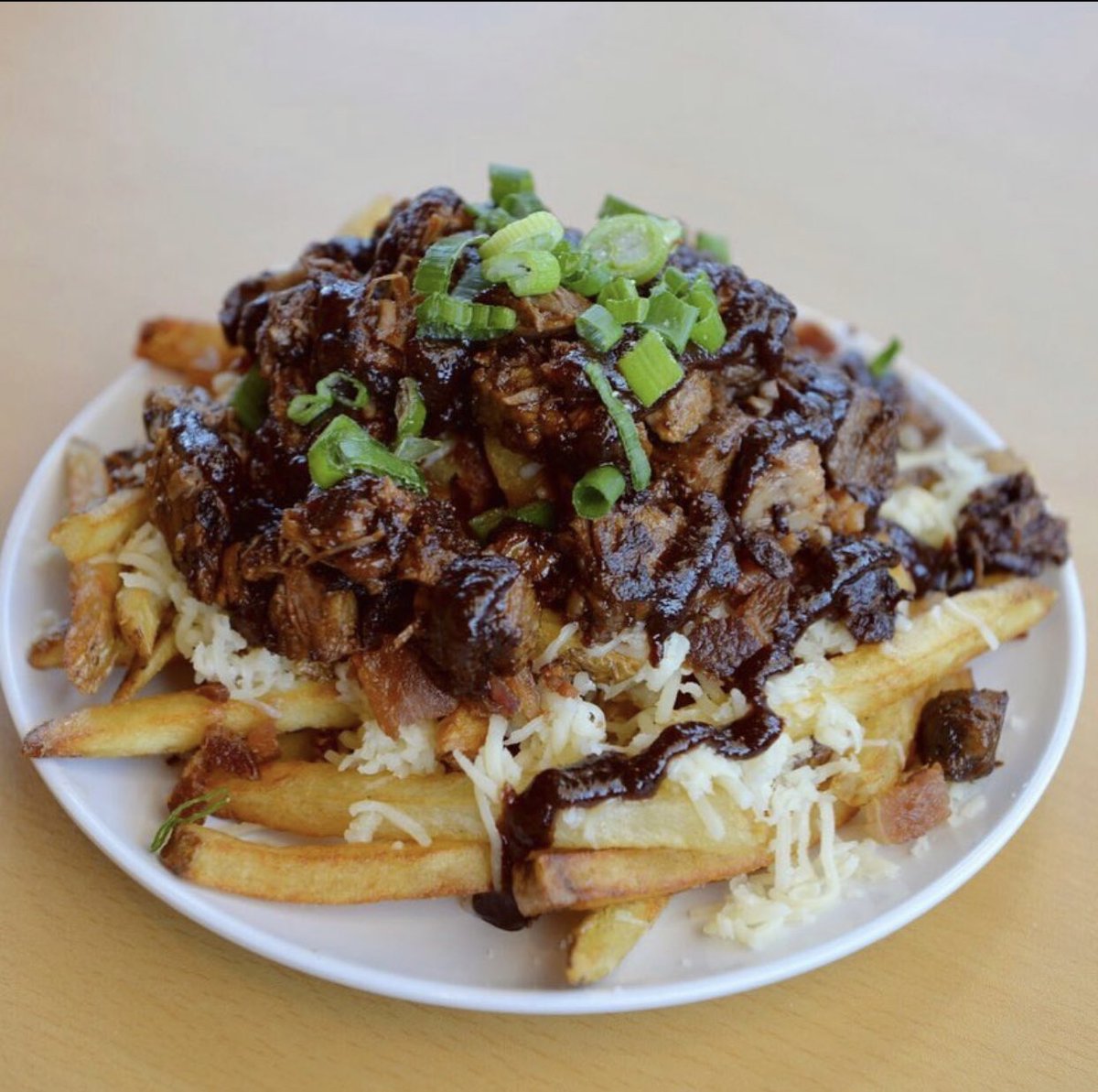 These Honor Roll Fries have your name on them! Crispy hand cut fries topped with brisket, barbecue sauce, and all the delicious toppings especially reserved for our favorite students. 😘