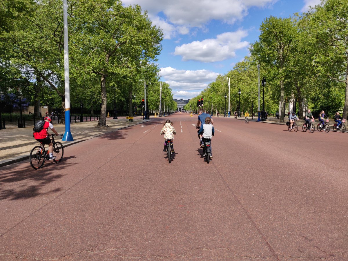 netwench's tweet photo. Safe to cycle from East London to Buckingham Palace and down The Mall... and see parts of the city #carfree - like we'd never seen it before. #LockdownCycleFreedom https://t.co/011TsDcpSP