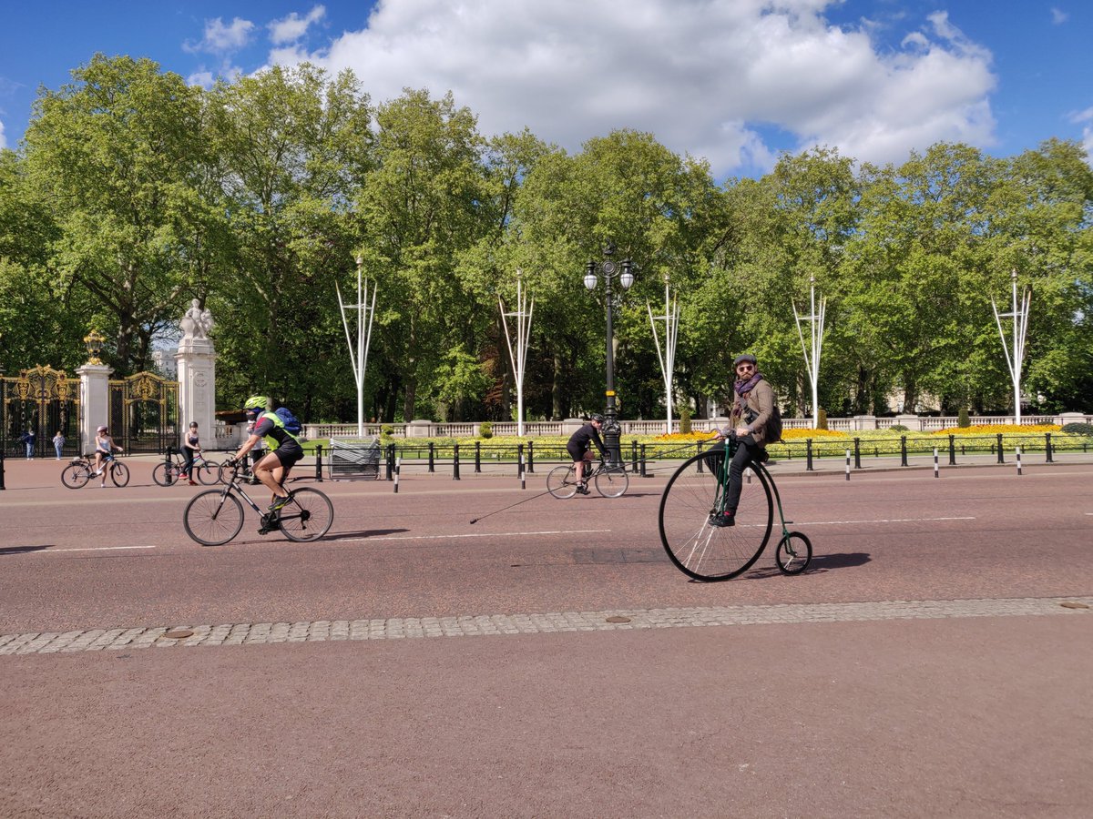netwench's tweet photo. Safe to cycle from East London to Buckingham Palace and down The Mall... and see parts of the city #carfree - like we'd never seen it before. #LockdownCycleFreedom https://t.co/011TsDcpSP