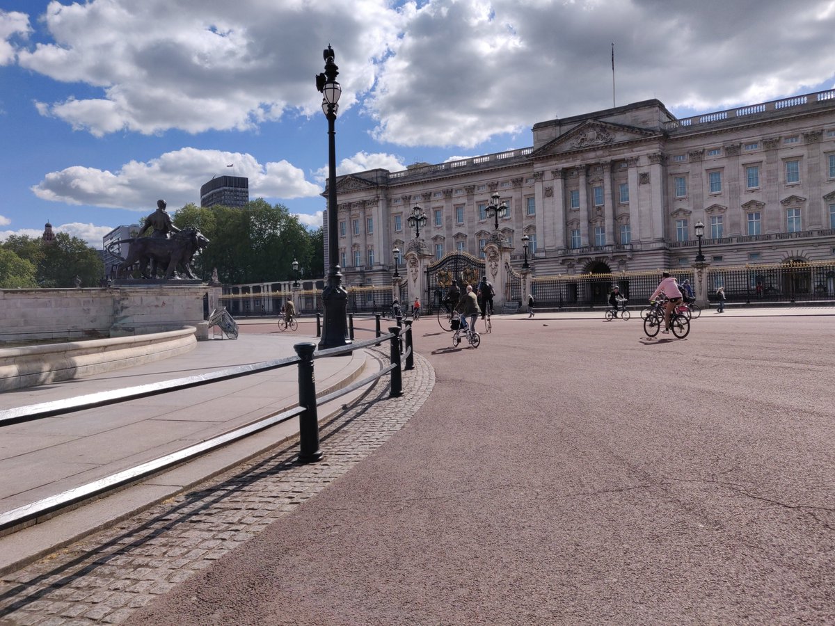 netwench's tweet photo. Safe to cycle from East London to Buckingham Palace and down The Mall... and see parts of the city #carfree - like we'd never seen it before. #LockdownCycleFreedom https://t.co/011TsDcpSP