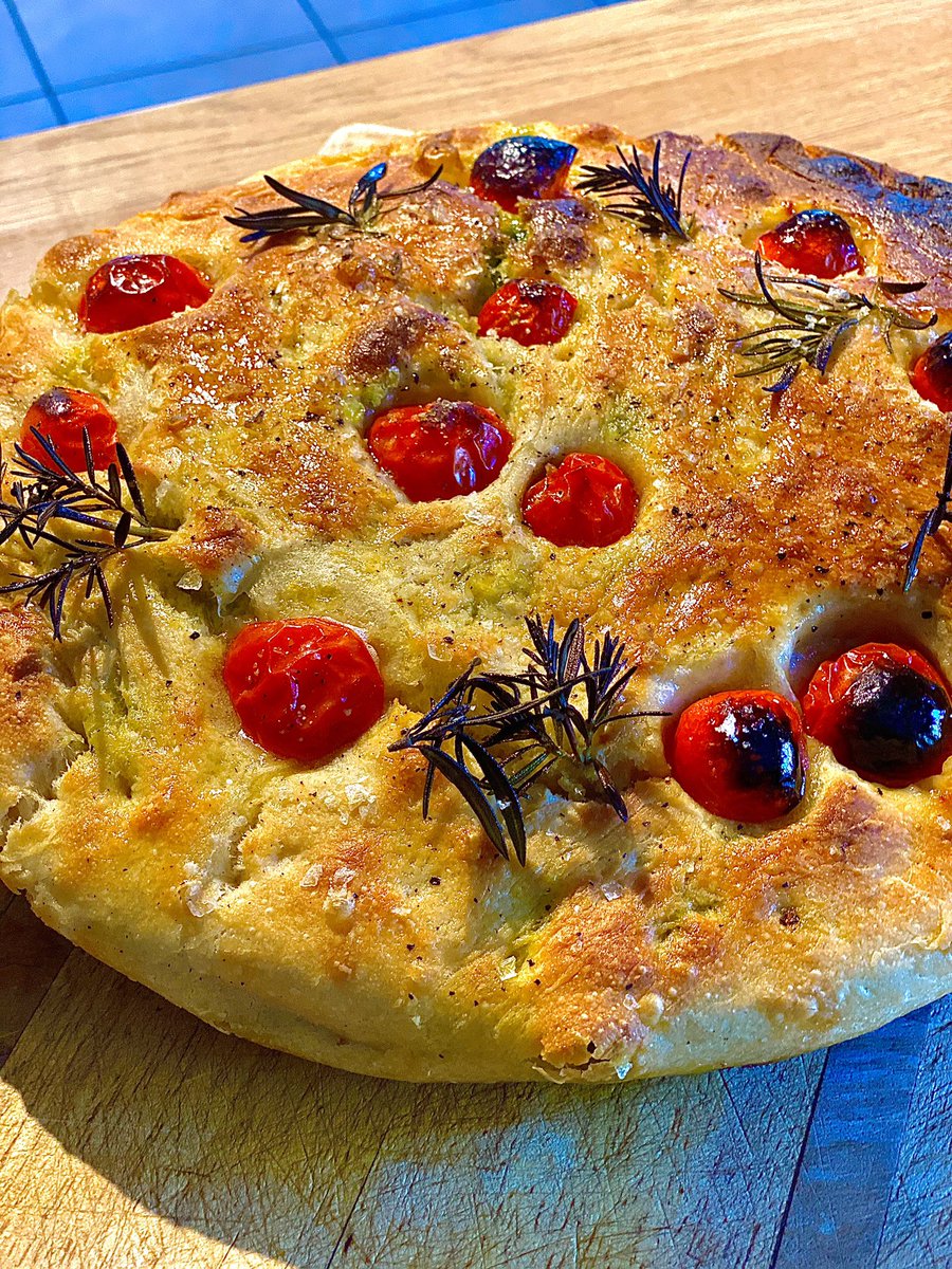 heeley783's tweet photo. Great day baking breads #focaccia #localflour #localtomatoes #rapeseed #roaemary #wildgarlicpesto #overbury https://t.co/cc37u4foyF