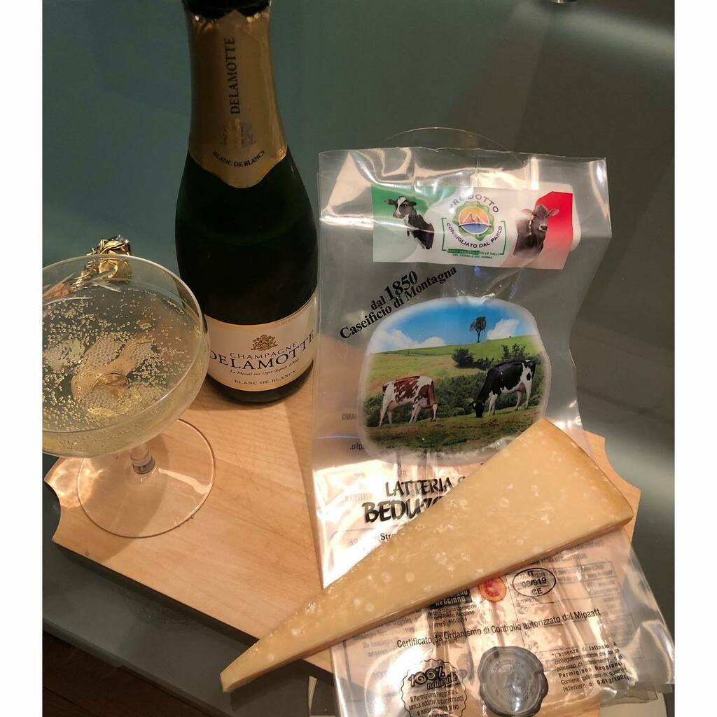 gillespudlowski's tweet photo. Le magnifique mariage du #champagne et du #parmesan avec les notes noisetées et vanillées, vives et vibrantes, du #champagnedelamotte en accord avec le #parmigianoreggiano de #22mois de la #latteriasocialebeduzzoinferiore à la texture douce, crémeuse… https://t.co/CiS5GKiqqH https://t.co/f8GqSZ6vNo